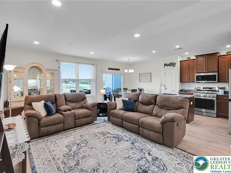 991 King Way — Photo 16