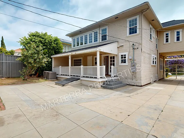 877 S Bronson Ave — Photo 27