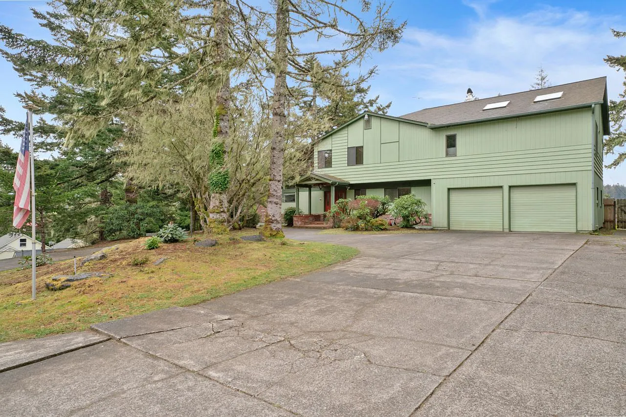 4 bed, 3.5 bath, 3884 sqft, $3,100 — Photo 2