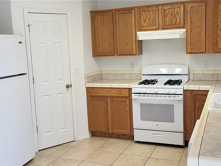 652 Holly St — Photo 7