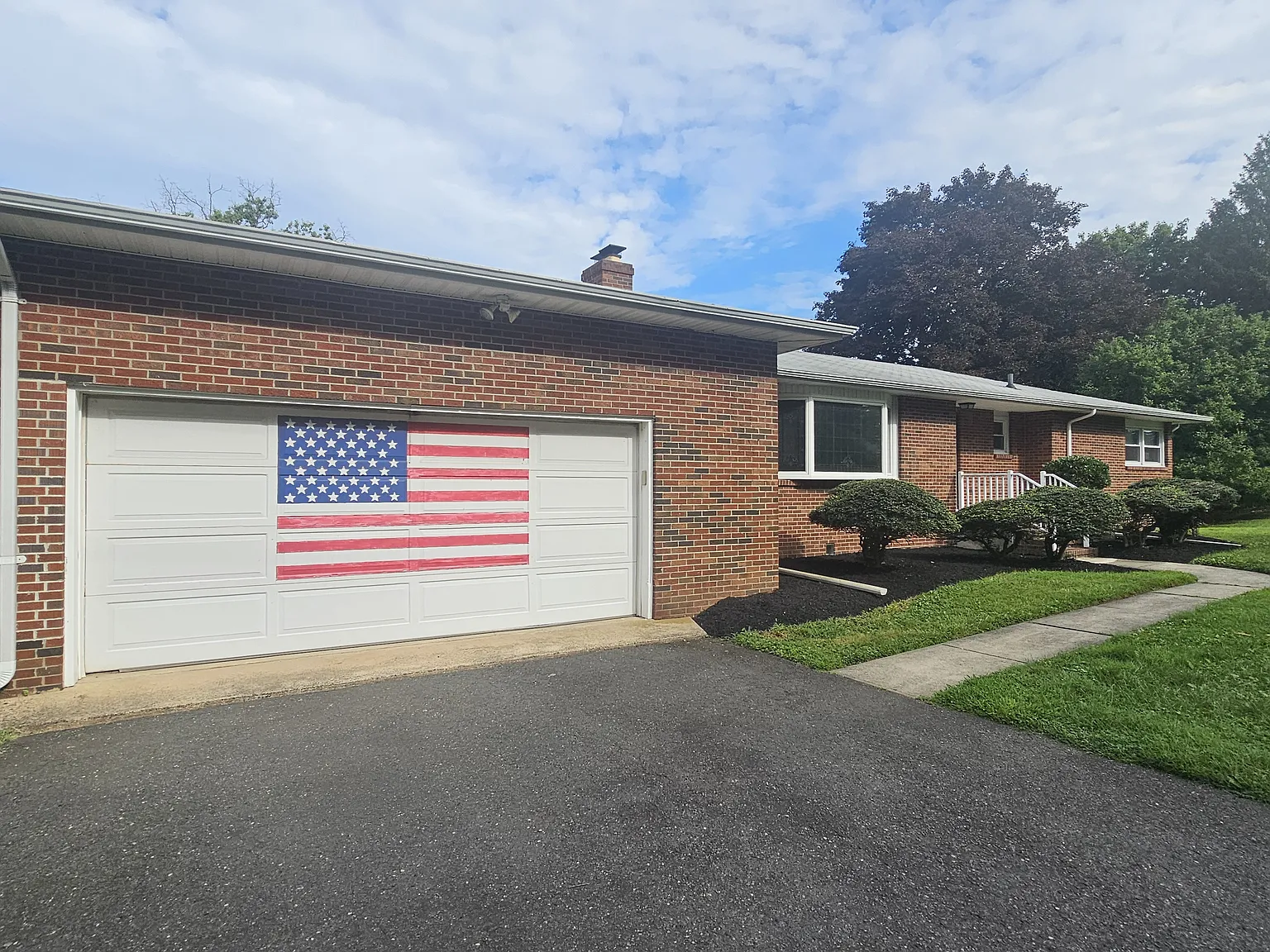 3 bed, 1.5 bath, 1761 sqft, $3,000 — Photo 2