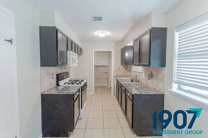 709 NW 16th St — Photo 12