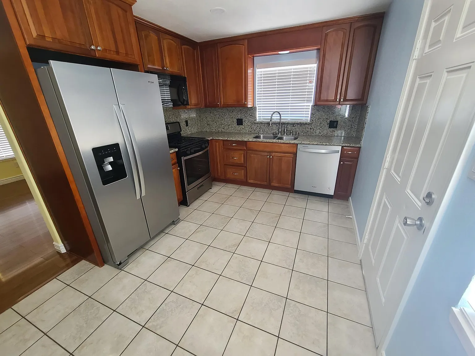 2 bed, 875 sqft, $2,595 — Photo 3
