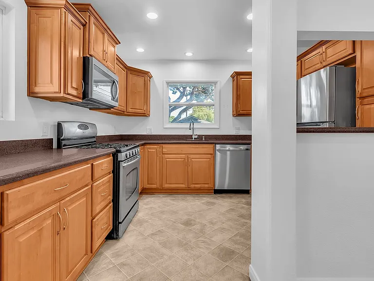 1833 Lees Ave — Photo 8