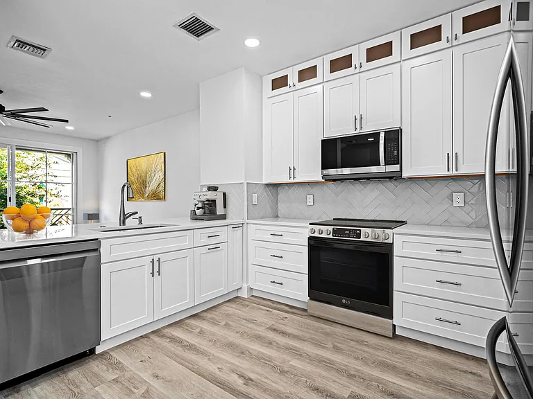 75 NW 4th Ave #75 — Photo 12