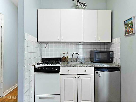 3rd image of 4 W 101st St APT 21