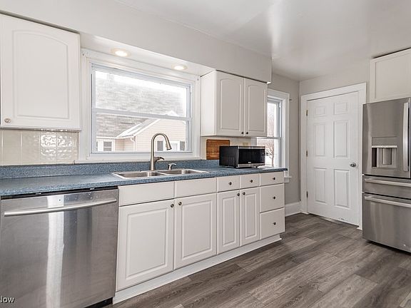 2nd image of 811 Hine Ave