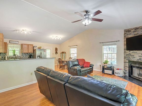 4th image of 882 Jefferson Dr