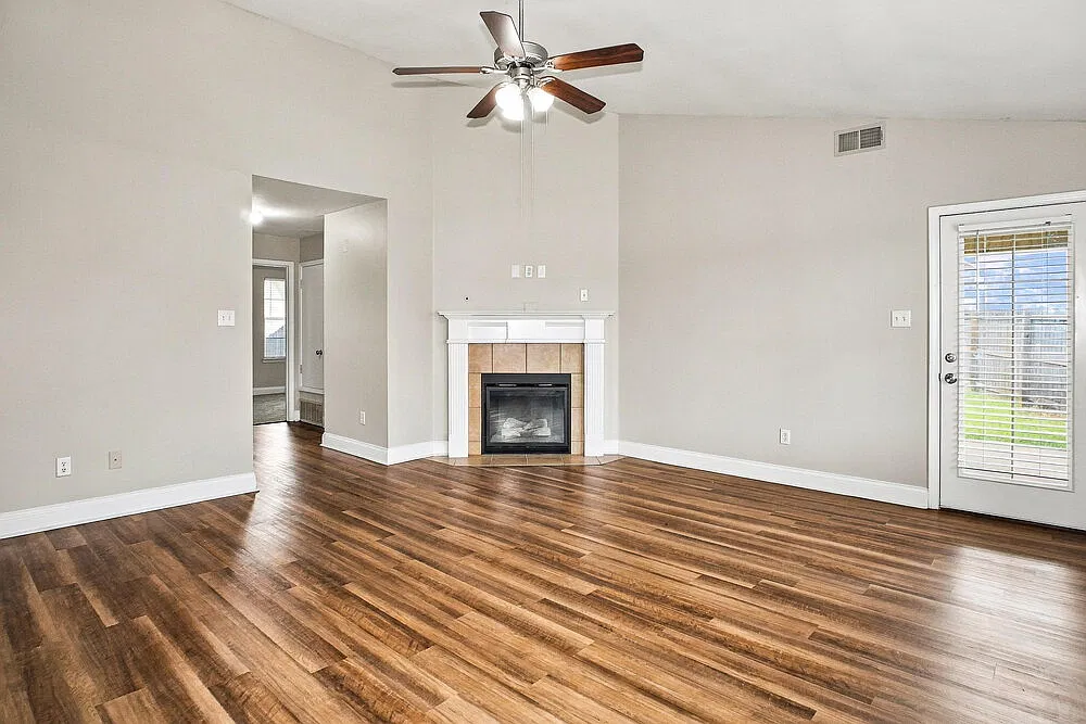 3 bed, 2.0 bath, 1402 sqft, $1,820 — Photo 4