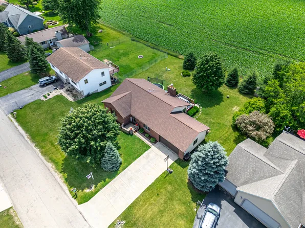 10205 Sharon Ln, Hebron, IL 60034