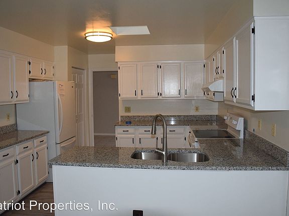 3rd image of 484 Woodshire Ln
