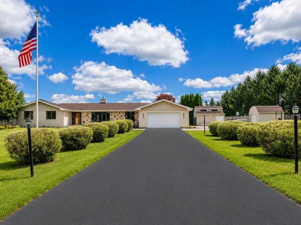 704 N Rose Farm Rd, Woodstock, IL 60098