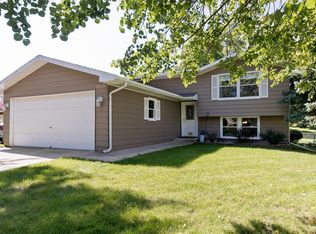 2015 Pleasantview Dr, Marion, IA 52302