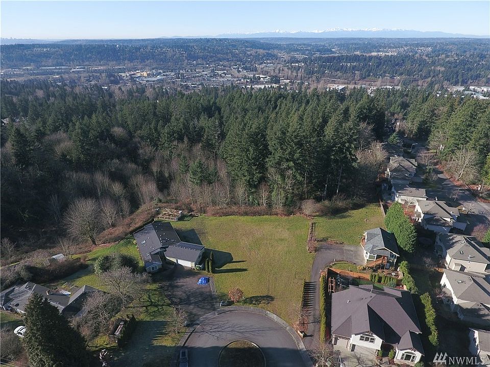 The culdesac is to the East and the Olympic mountain range is to the West. DT Woodinville is directly to the West.