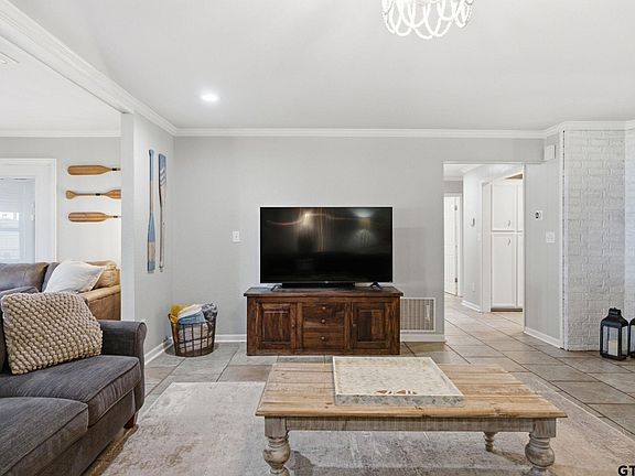 5th image of 688 Charlya Dr
