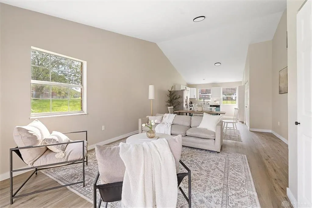206 Rosemarie Dr — Photo 2