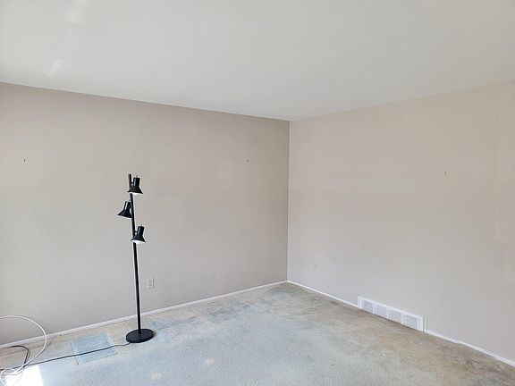 3rd image of 129 Parnacott Dr
