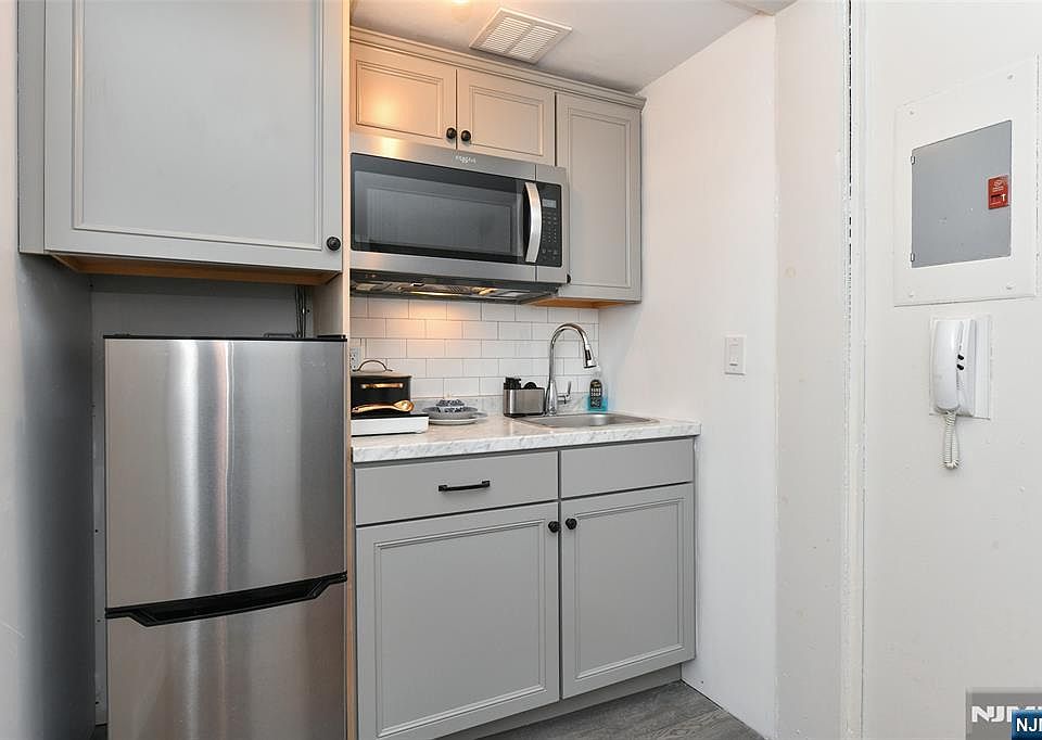 1st image of 3020-3030 Edwin Ave #5-H