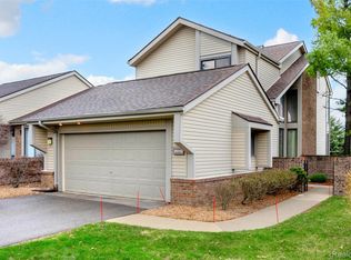 29118 E Chanticleer Dr, Southfield, MI