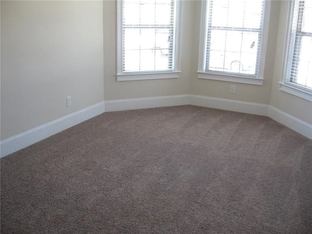 5 bed, 3.0 bath, 3196 sqft, $2,600 — Photo 2