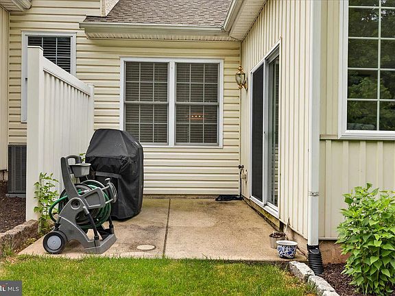 5th image of 377 Brittany Ct