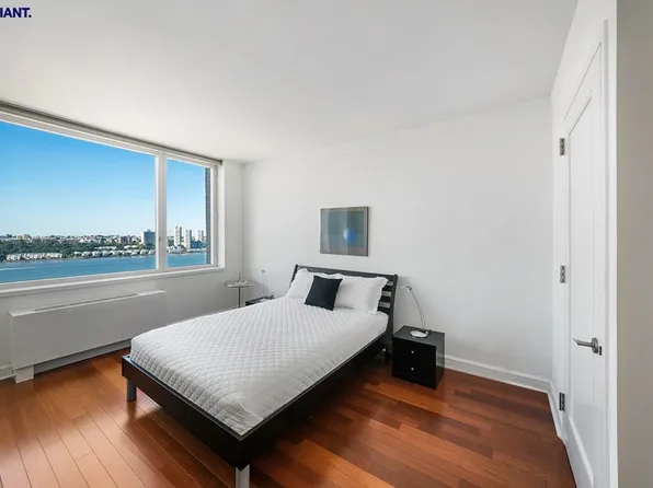 100 Riverside Boulevard image 10 of 21