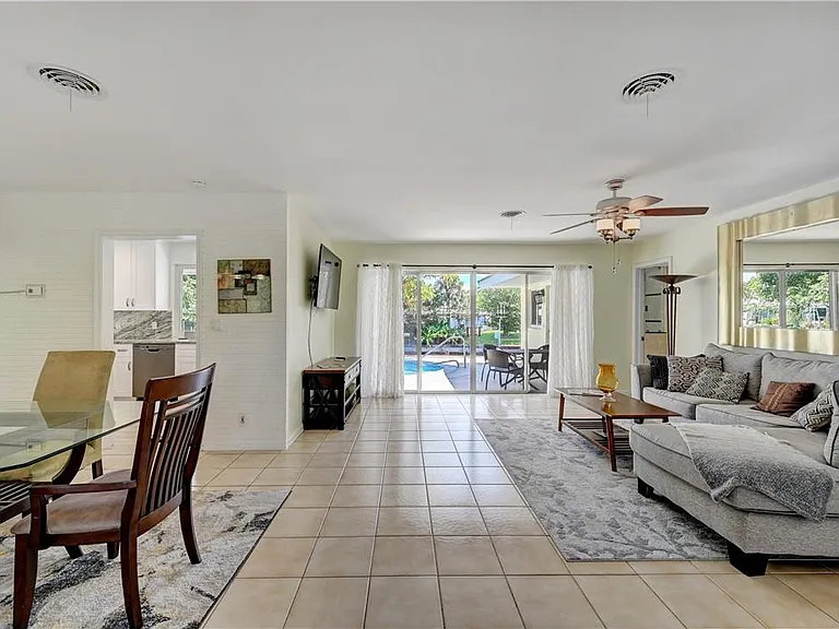 840 SW 7th St — Photo 6