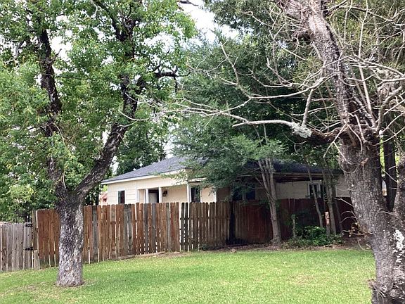 4th image of 209 Hoskins Ave