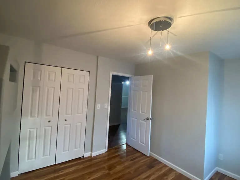 208 E Illinois St — Photo 10