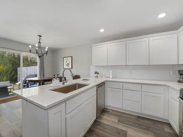 1564 SE Honeysuckle Loop #B — Photo 5