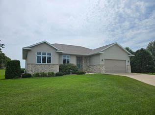 816 Crestwood Ct, Spring Valley, MN 55975