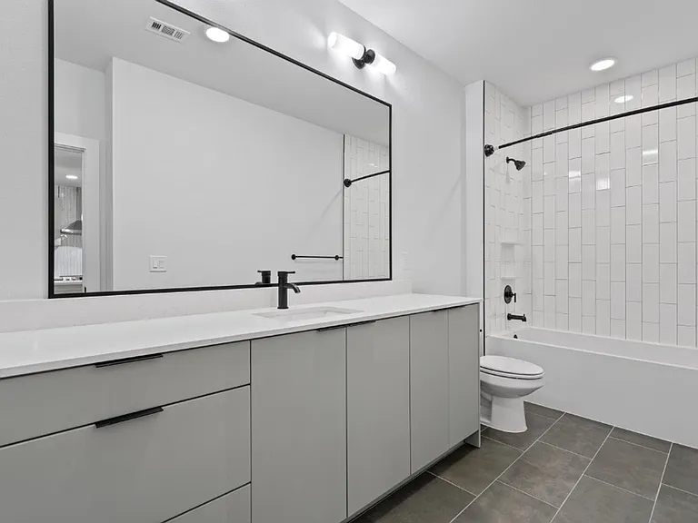 2500 Longview St #105 — Photo 29