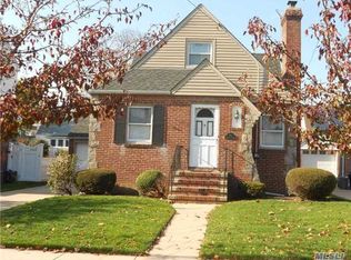 74 Midwood St, Valley Stream, NY 11580