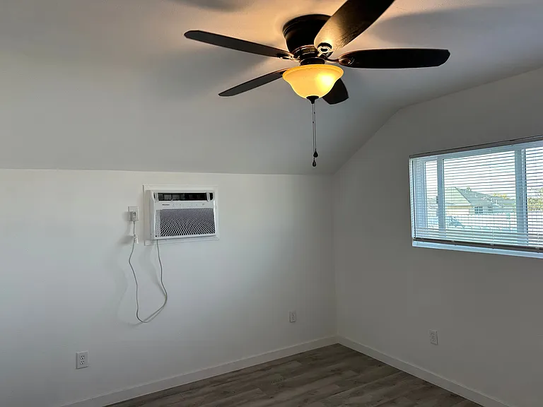 13950 Hesperia Rd #5 — Photo 9