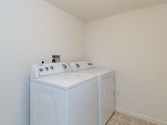 Large laundry room (washer/dryer included)