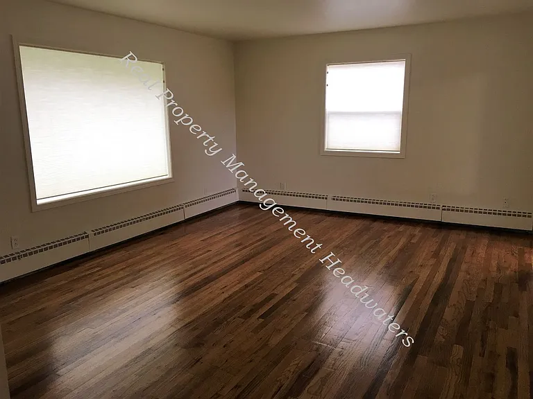 820 E Broadway St — Photo 3