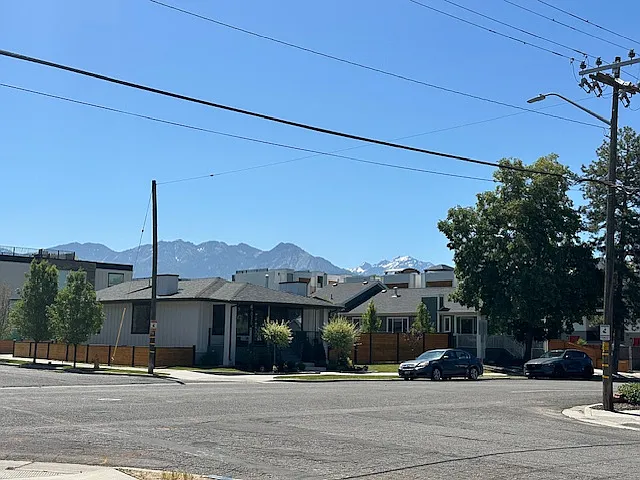387 E Redondo Ave — Photo 2