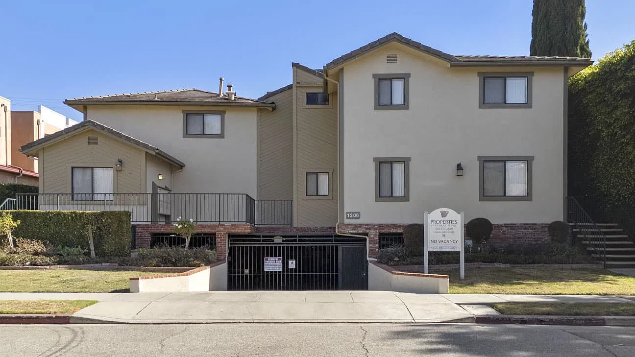 1206 Viola Ave — Photo 4