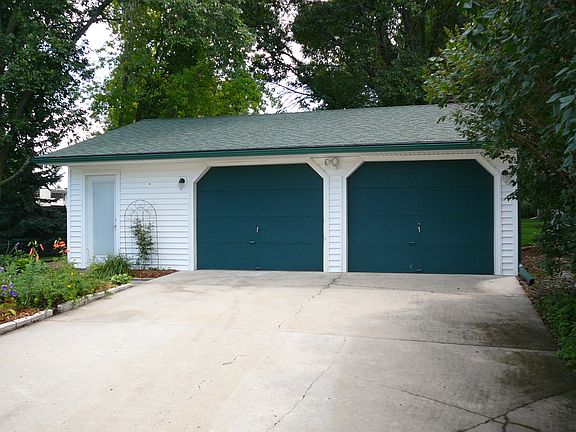 2-1/2 Stall Detached Garage
