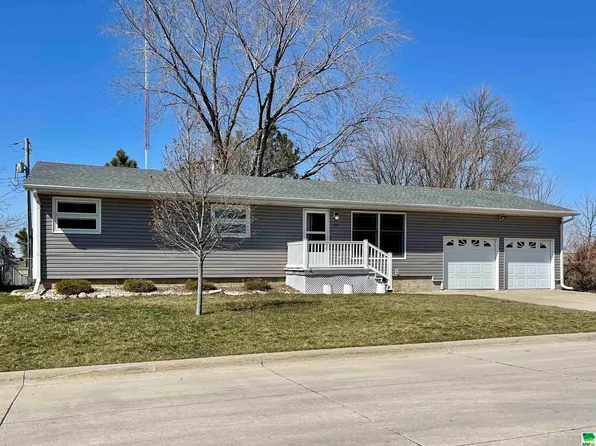 121 McKenna Dr, Storm Lake, IA 50588