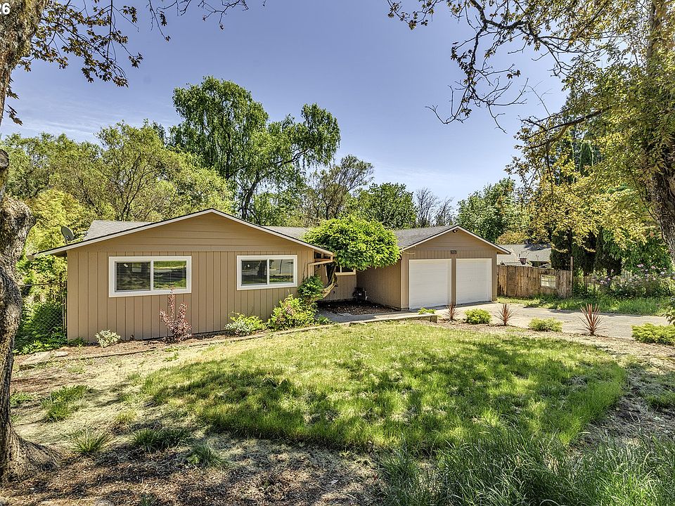 1st image of 680 SW Willow Creek Dr