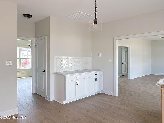4th image of 703 Ellabond Street