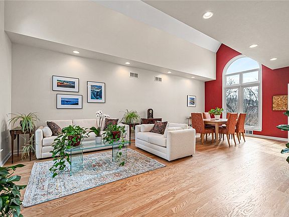 3rd image of 59 Collinwood Dr