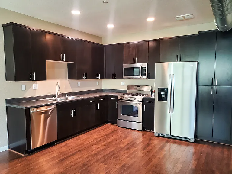 859 Graphite Ln — Photo 2