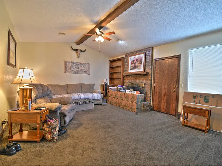 307 Vickie Dr — Photo 2