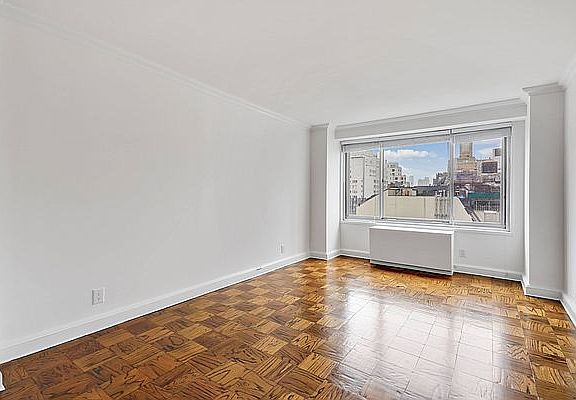3rd image of 135 W 58th St APT 6B