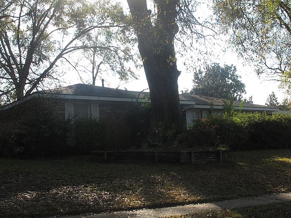3rd image of 318 Blackwood Dr