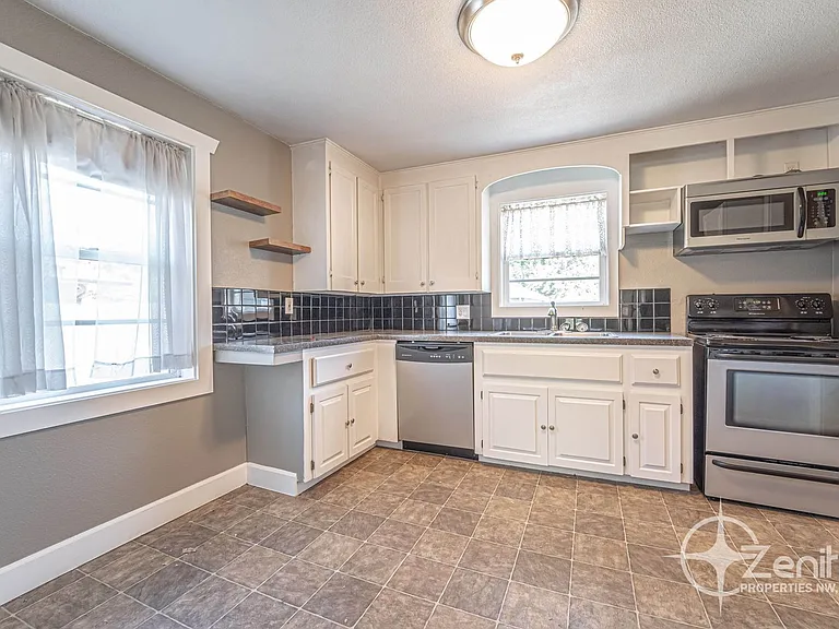 1818 W 22nd St — Photo 10
