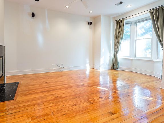 2nd image of 1126 W Oakdale Ave #2
