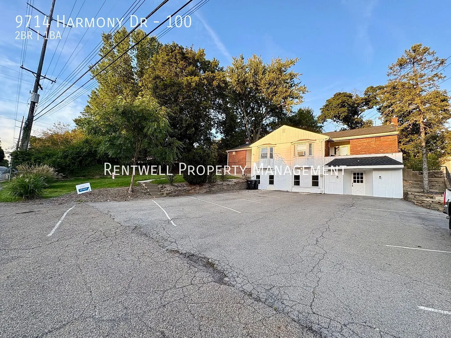 Bright 2-Bedroom Apartment with Off-Street Parking & Shared Yard — Photo 1